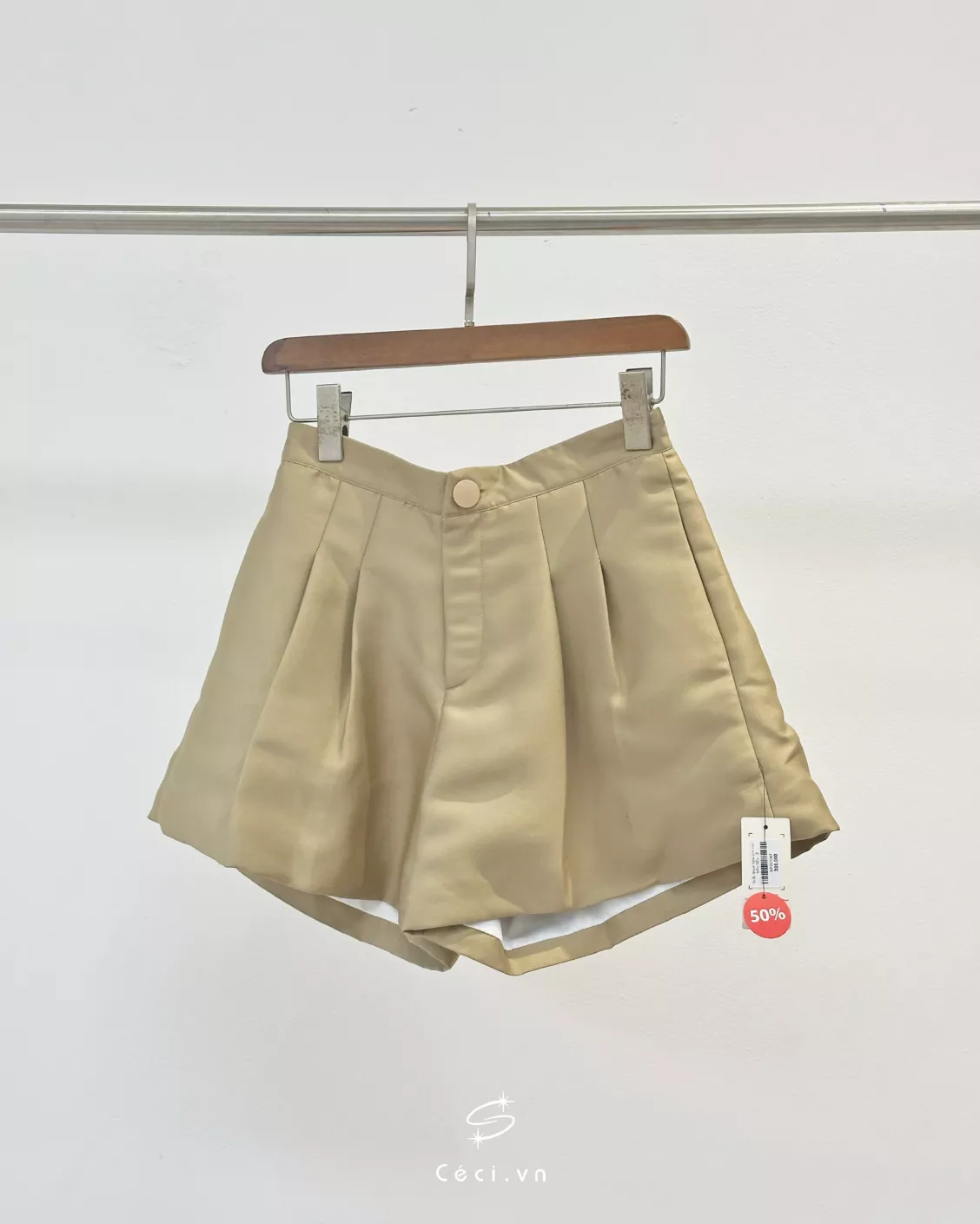 Alternative view of Quần Short Tafta đính nút